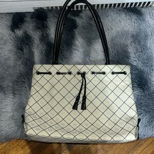 I am selling a vintage dooney and Bourke hand bag